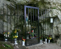 2009-04-18 Sziklakápolna a Gesztesi vár felé (Vértes)