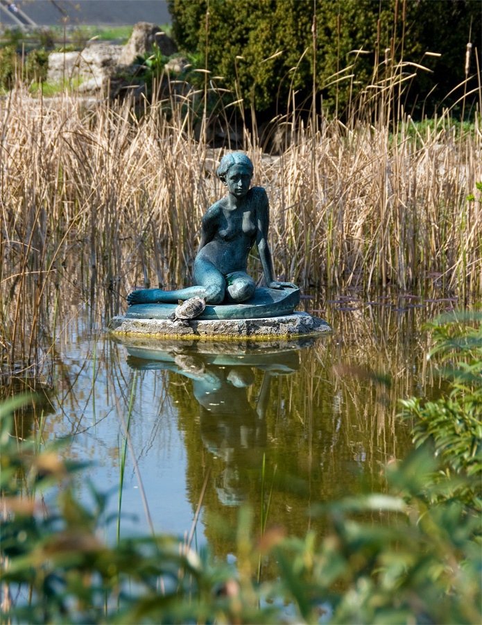 l lny szobor a margitszigeti Japnkertben...